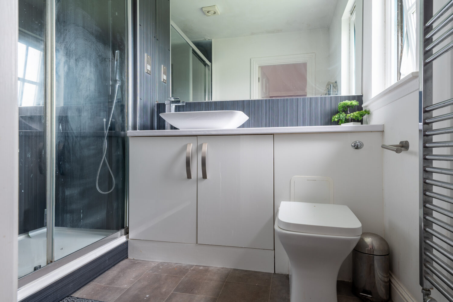 24. Ensuite